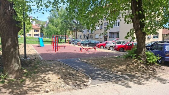 Завршени радови на реконструкцији дечијег игралишта у улици Цара Душана